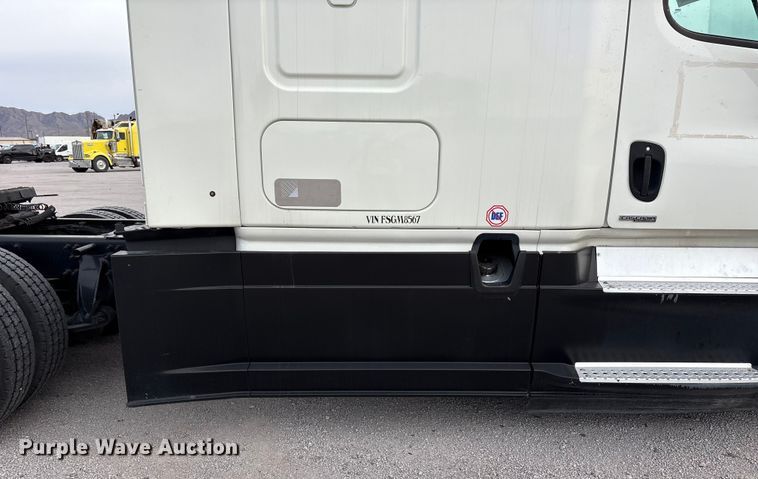 image for item YA1917 2015 Freightliner Cascadia  semi truck