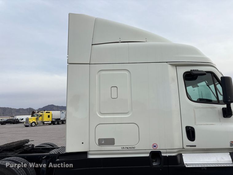 image for item YA1917 2015 Freightliner Cascadia  semi truck