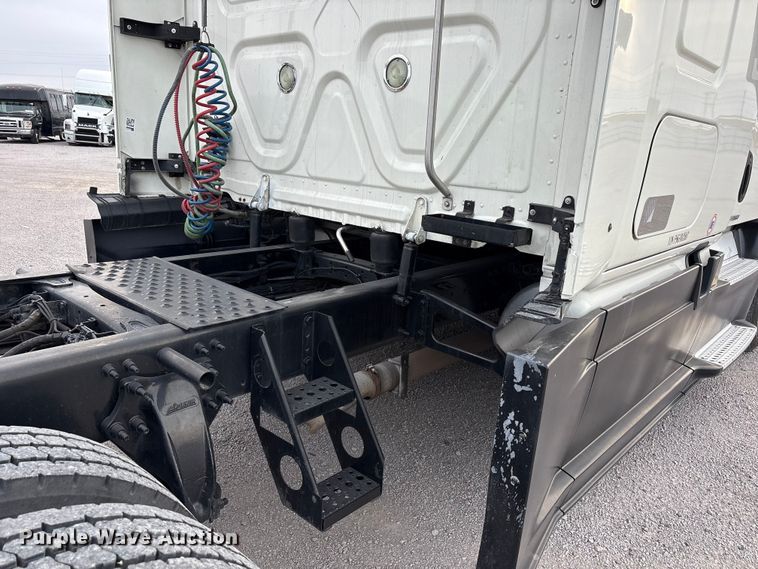 image for item YA1917 2015 Freightliner Cascadia  semi truck