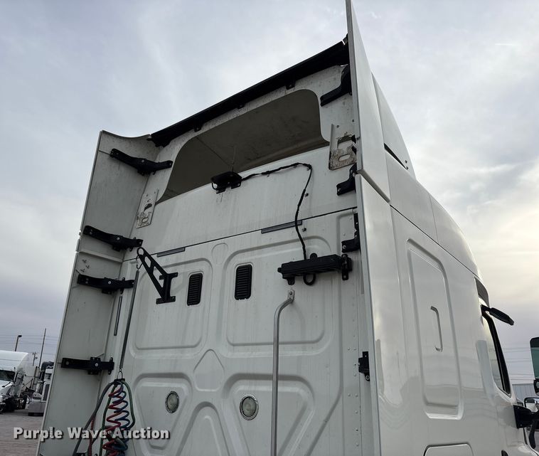 image for item YA1917 2015 Freightliner Cascadia  semi truck