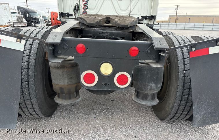 image for item YA1917 2015 Freightliner Cascadia  semi truck