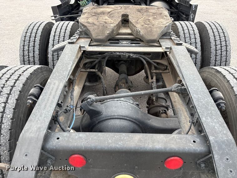 image for item YA1917 2015 Freightliner Cascadia  semi truck