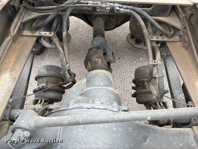 image for item YA1917 2015 Freightliner Cascadia  semi truck