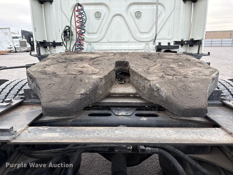 image for item YA1917 2015 Freightliner Cascadia  semi truck