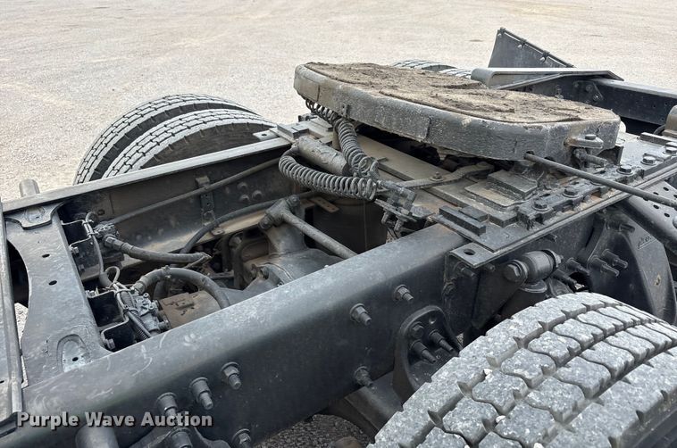 image for item YA1917 2015 Freightliner Cascadia  semi truck