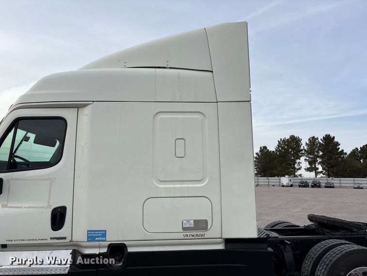 image for item YA1917 2015 Freightliner Cascadia  semi truck