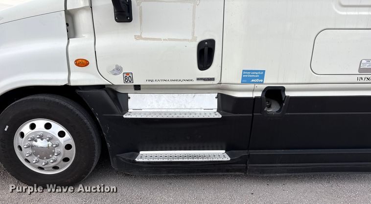 image for item YA1917 2015 Freightliner Cascadia  semi truck