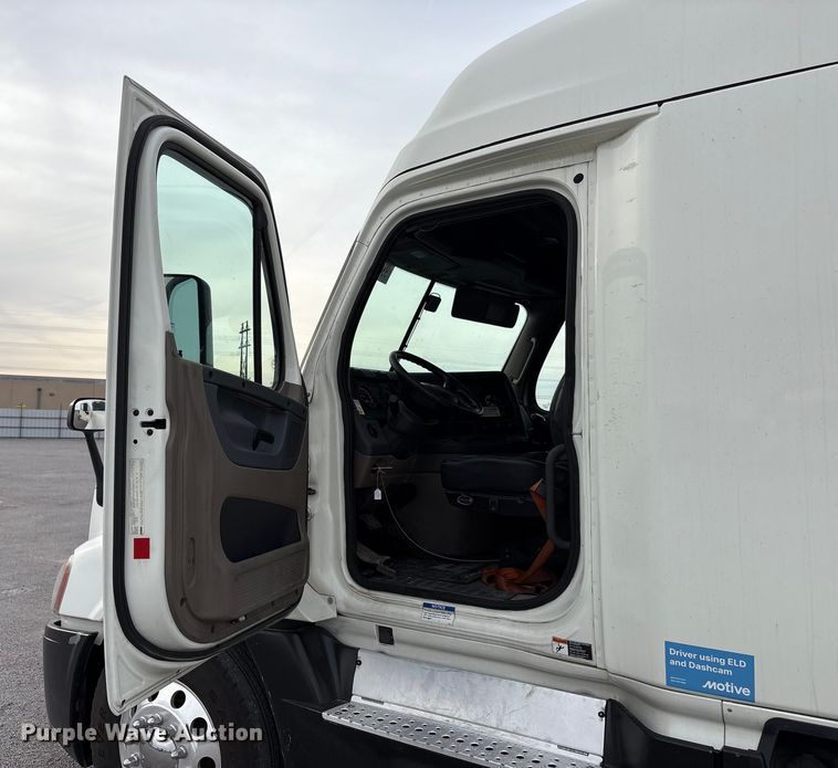 image for item YA1917 2015 Freightliner Cascadia  semi truck