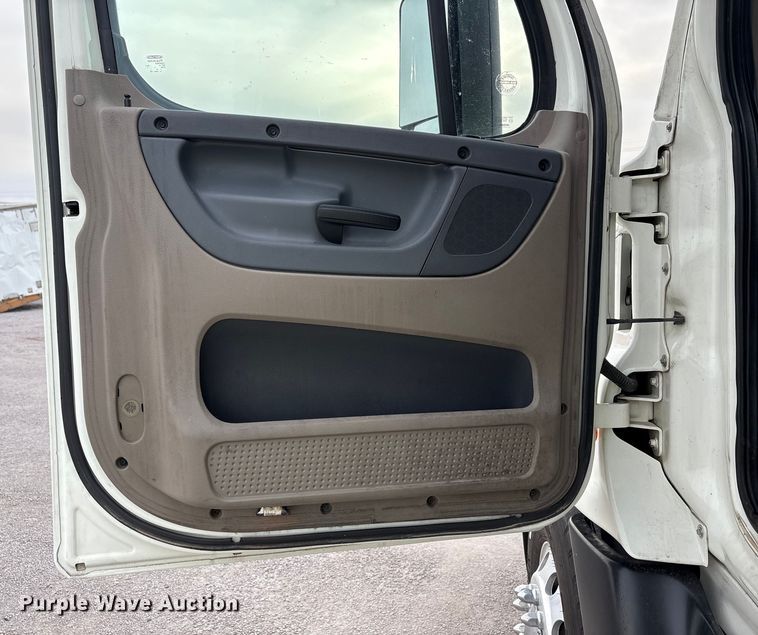 image for item YA1917 2015 Freightliner Cascadia  semi truck