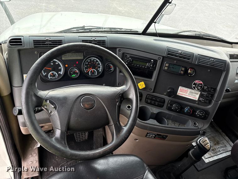 image for item YA1917 2015 Freightliner Cascadia  semi truck