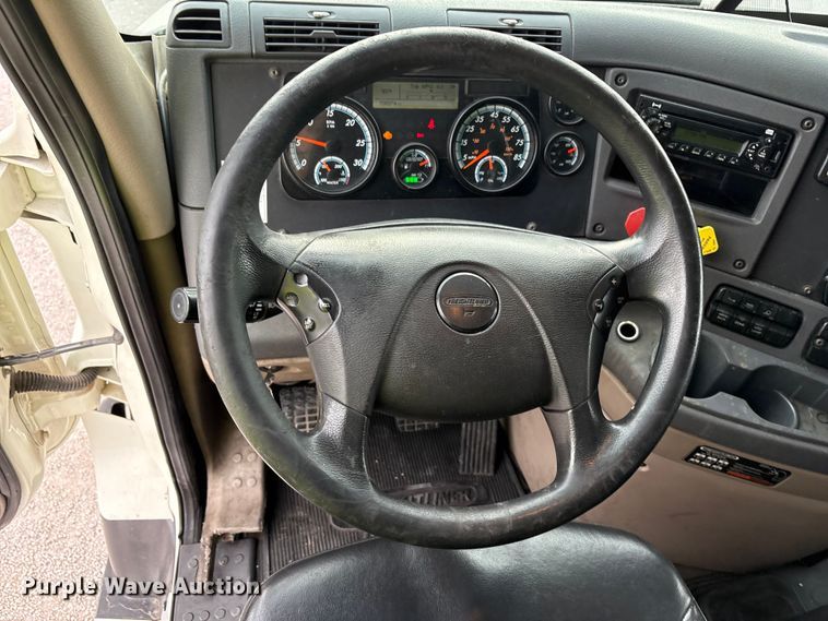 image for item YA1917 2015 Freightliner Cascadia  semi truck