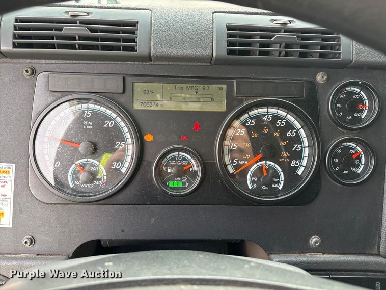 image for item YA1917 2015 Freightliner Cascadia  semi truck