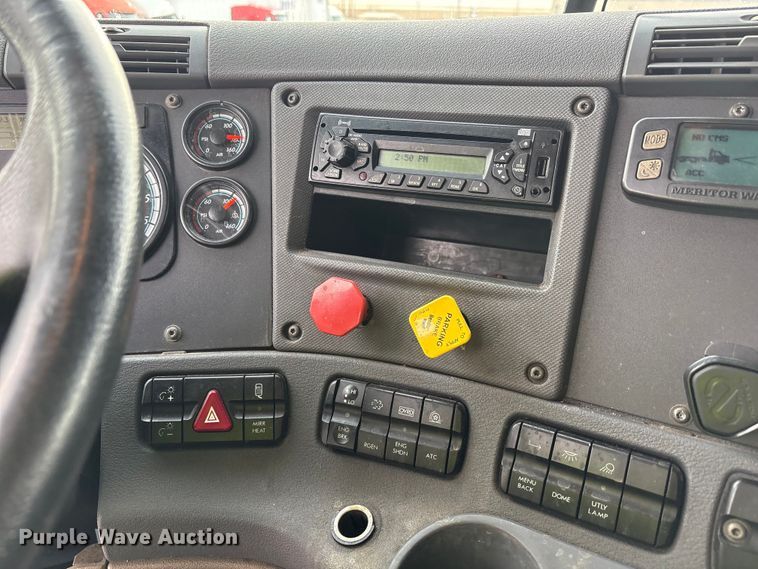 image for item YA1917 2015 Freightliner Cascadia  semi truck