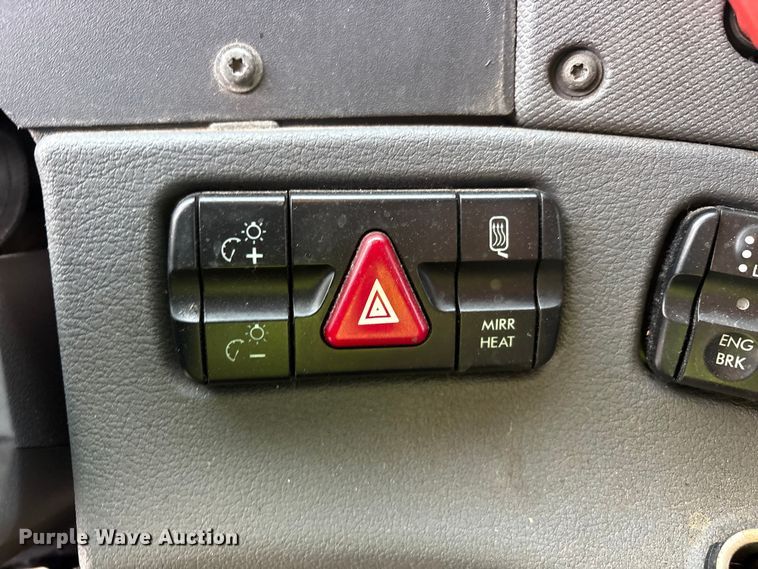 image for item YA1917 2015 Freightliner Cascadia  semi truck