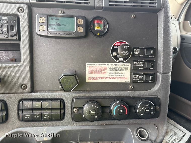 image for item YA1917 2015 Freightliner Cascadia  semi truck