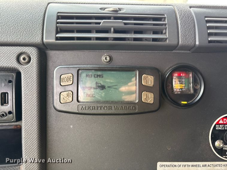 image for item YA1917 2015 Freightliner Cascadia  semi truck