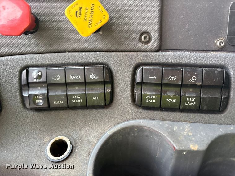 image for item YA1917 2015 Freightliner Cascadia  semi truck