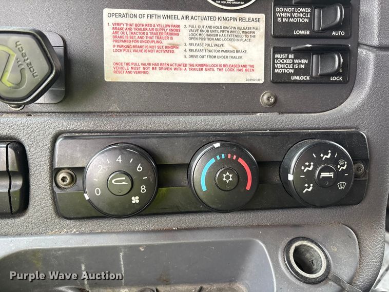 image for item YA1917 2015 Freightliner Cascadia  semi truck