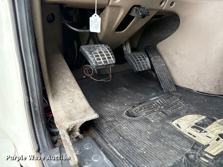 image for item YA1917 2015 Freightliner Cascadia  semi truck