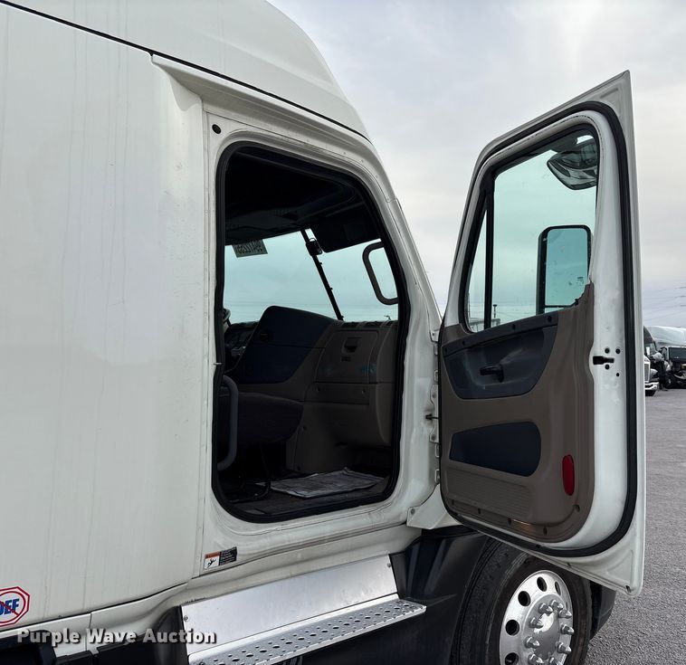 image for item YA1917 2015 Freightliner Cascadia  semi truck