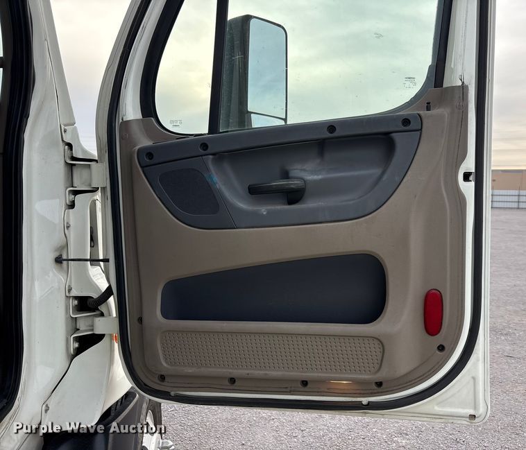 image for item YA1917 2015 Freightliner Cascadia  semi truck