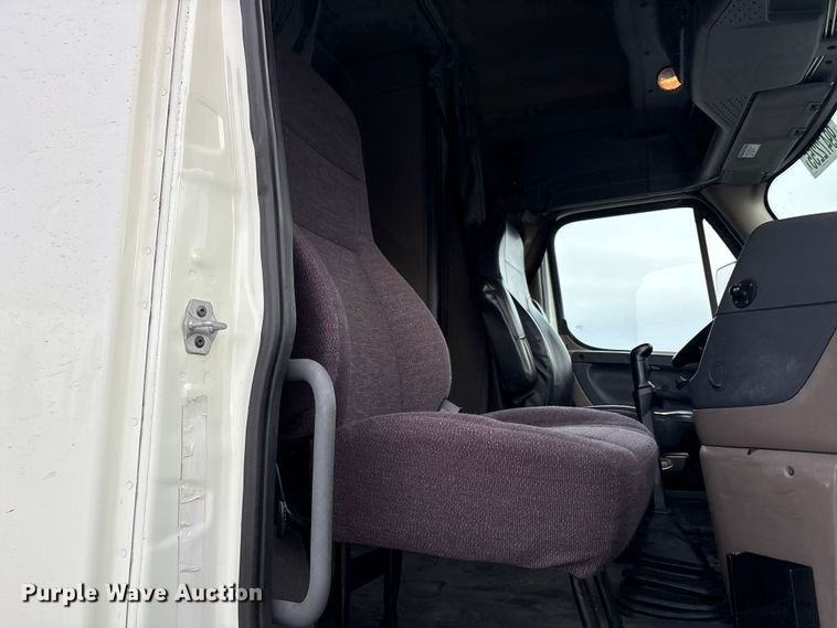 image for item YA1917 2015 Freightliner Cascadia  semi truck