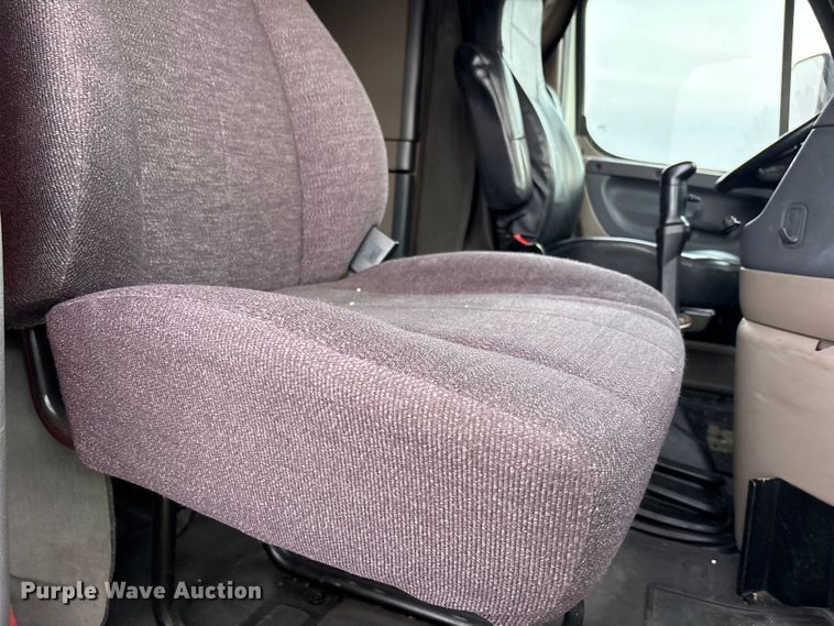 image for item YA1917 2015 Freightliner Cascadia  semi truck