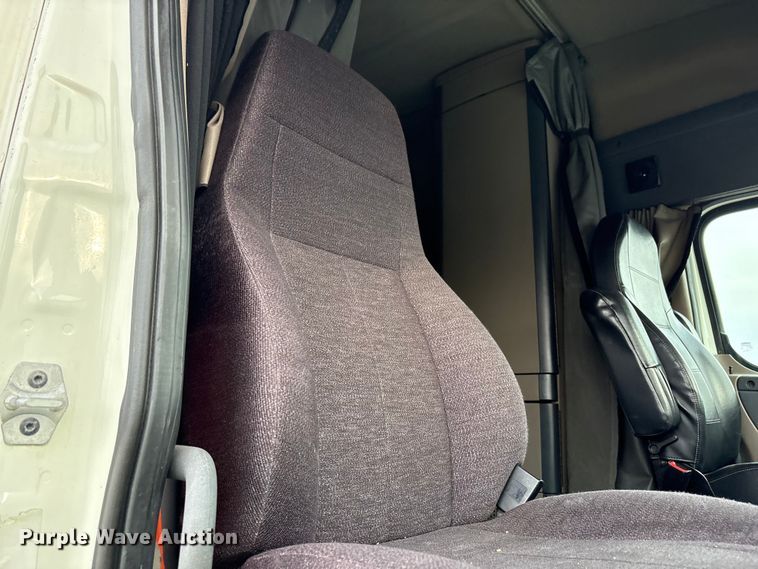 image for item YA1917 2015 Freightliner Cascadia  semi truck