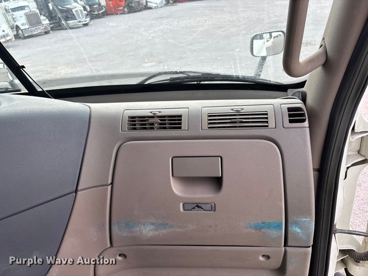 image for item YA1917 2015 Freightliner Cascadia  semi truck