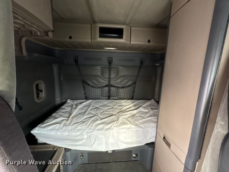 image for item YA1917 2015 Freightliner Cascadia  semi truck