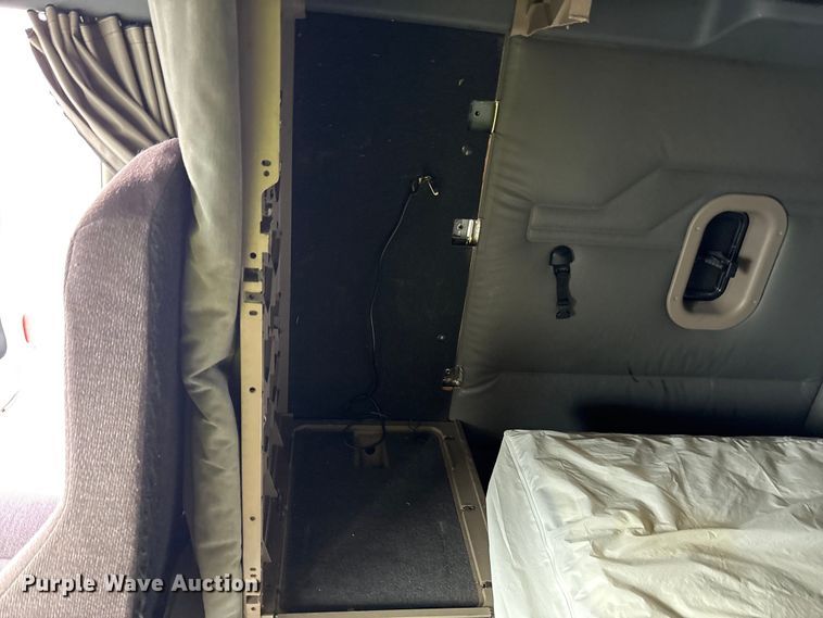 image for item YA1917 2015 Freightliner Cascadia  semi truck