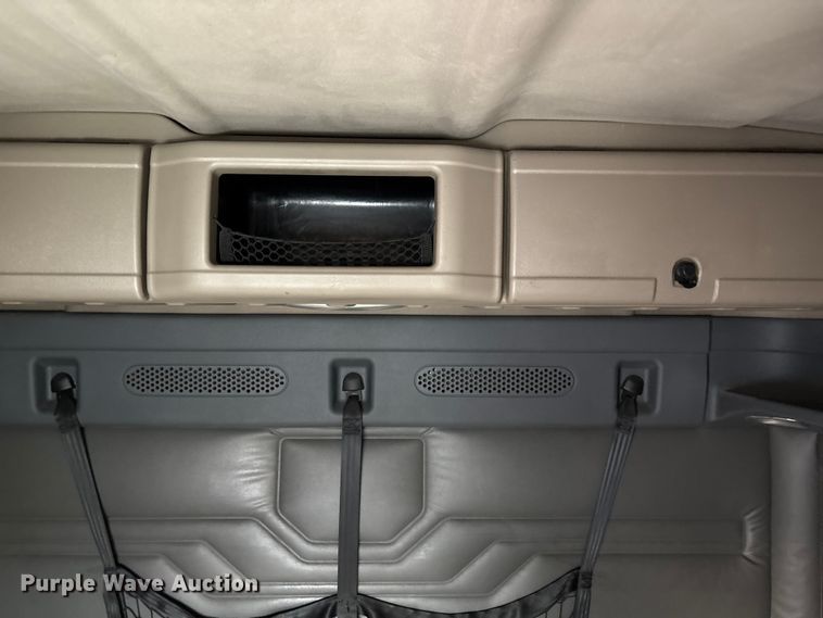 image for item YA1917 2015 Freightliner Cascadia  semi truck