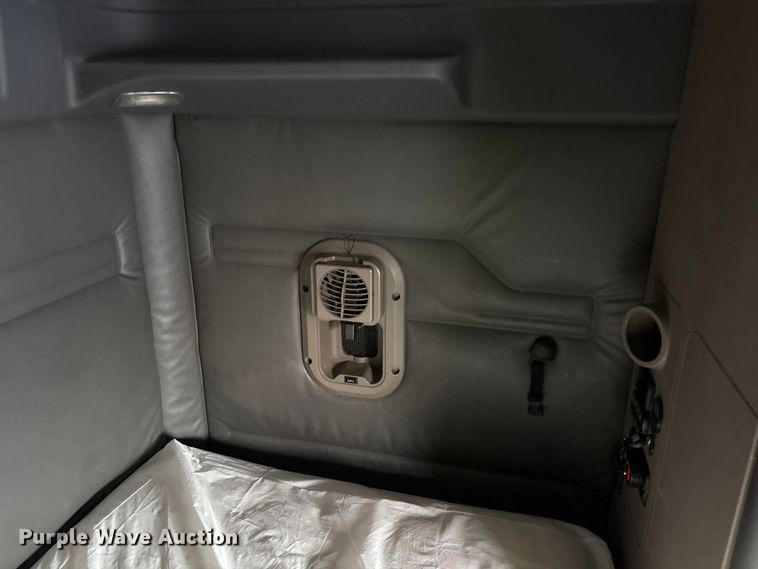 image for item YA1917 2015 Freightliner Cascadia  semi truck