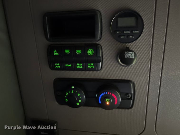 image for item YA1917 2015 Freightliner Cascadia  semi truck