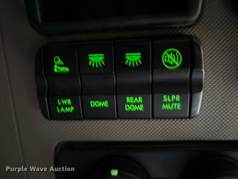 image for item YA1917 2015 Freightliner Cascadia  semi truck