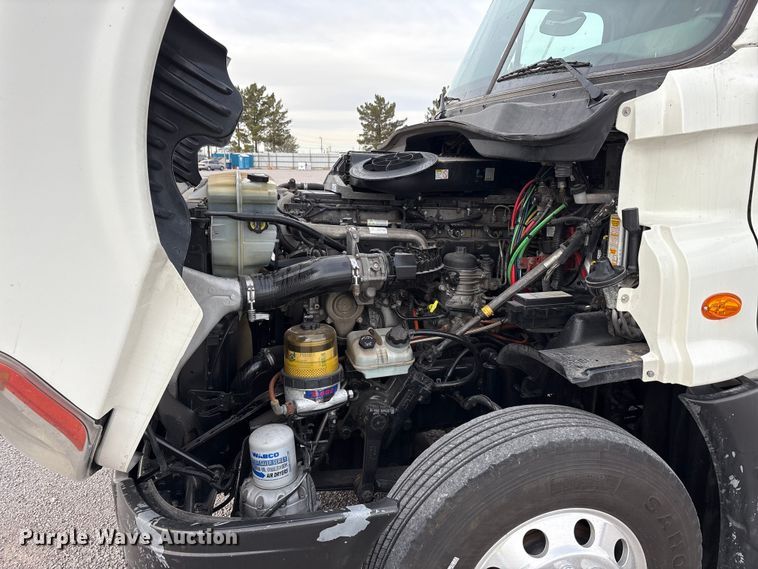 image for item YA1917 2015 Freightliner Cascadia  semi truck