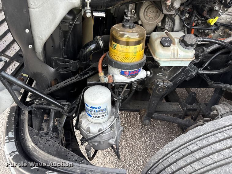 image for item YA1917 2015 Freightliner Cascadia  semi truck