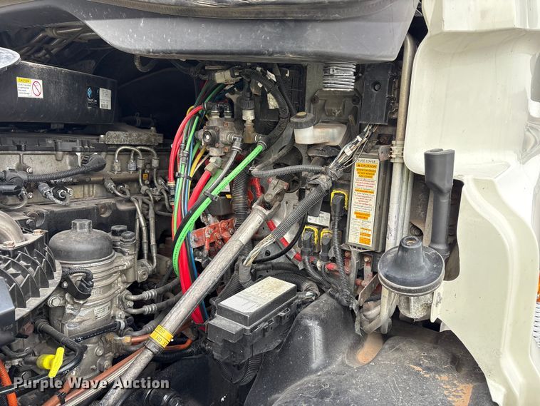 image for item YA1917 2015 Freightliner Cascadia  semi truck