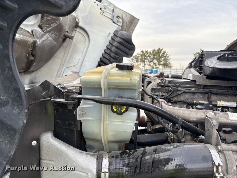 image for item YA1917 2015 Freightliner Cascadia  semi truck