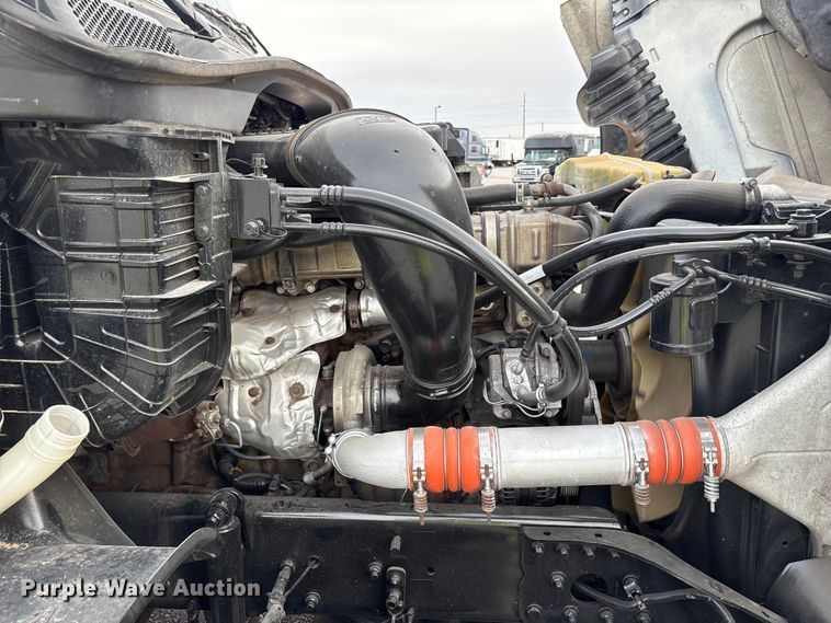 image for item YA1917 2015 Freightliner Cascadia  semi truck