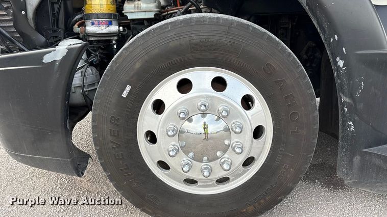 image for item YA1917 2015 Freightliner Cascadia  semi truck