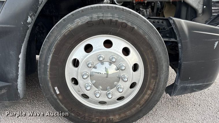 image for item YA1917 2015 Freightliner Cascadia  semi truck