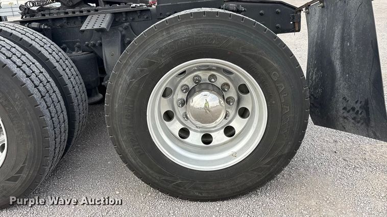 image for item YA1917 2015 Freightliner Cascadia  semi truck