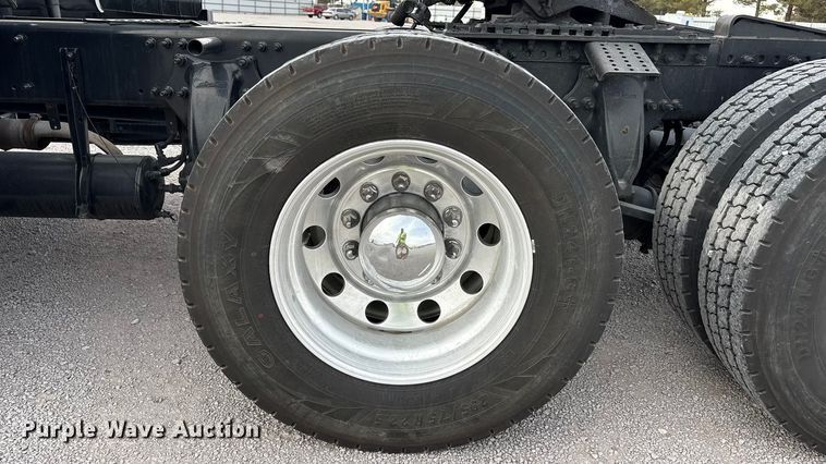 image for item YA1917 2015 Freightliner Cascadia  semi truck