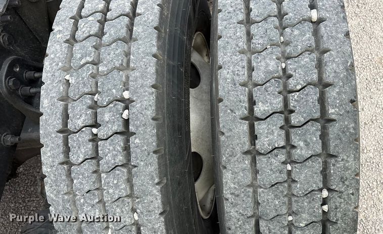 image for item YA1917 2015 Freightliner Cascadia  semi truck