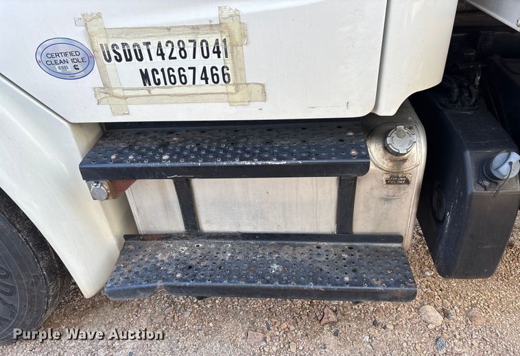 image for item YA1937 2019 Freightliner Buisness Class M2  box truck