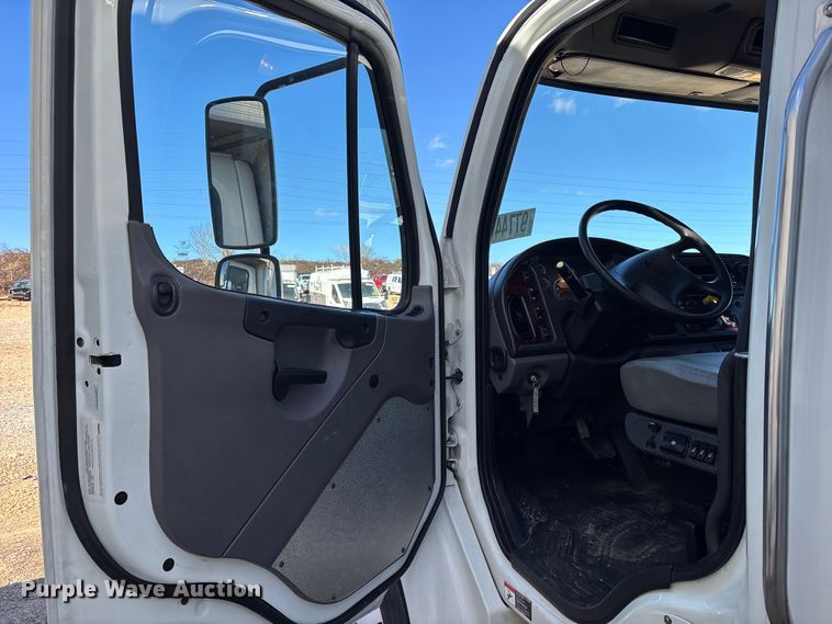image for item YA1937 2019 Freightliner Buisness Class M2  box truck