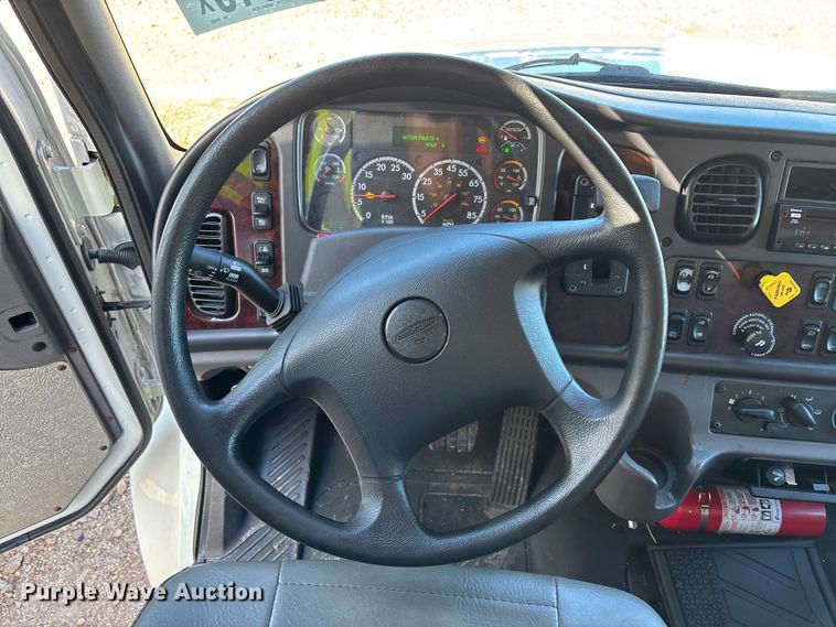 image for item YA1937 2019 Freightliner Buisness Class M2  box truck