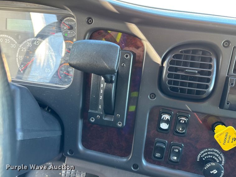 image for item YA1937 2019 Freightliner Buisness Class M2  box truck