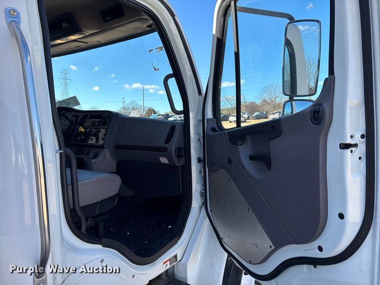 image for item YA1937 2019 Freightliner Buisness Class M2  box truck